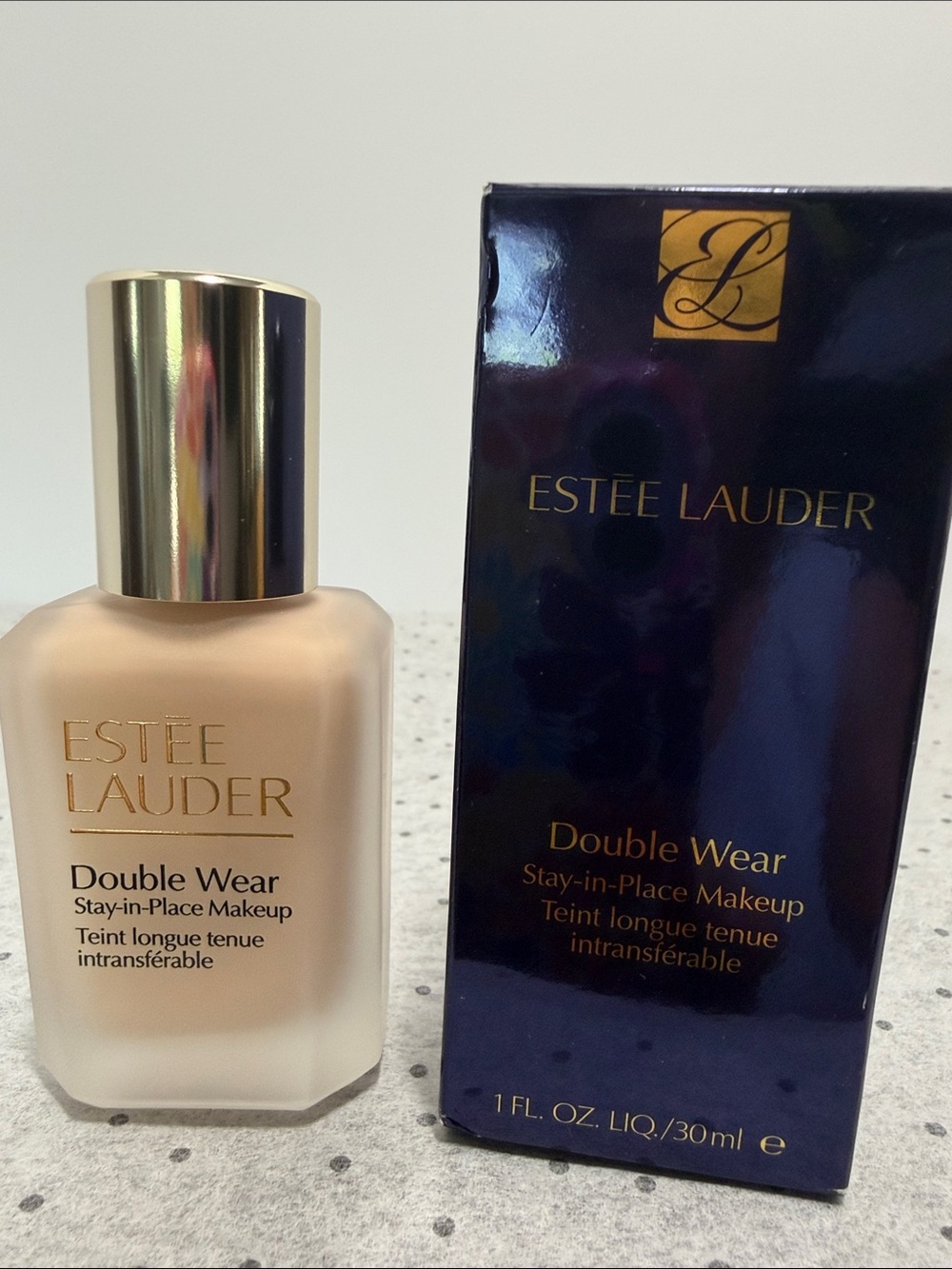 Estee Lauder Double Wear Foundation in Light/Beige with Gold Cap 1C0 shell